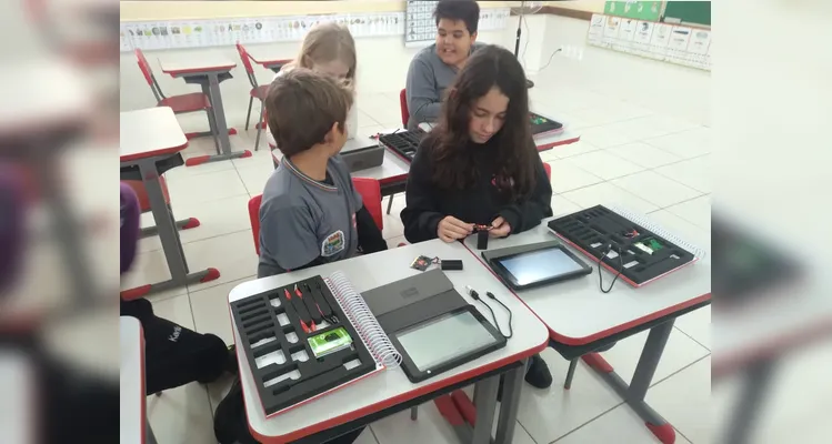 Os alunos realizaram pesquisas, estudos com algoritmos e confeccionaram seus próprios robôs utilizando materiais recicláveis.