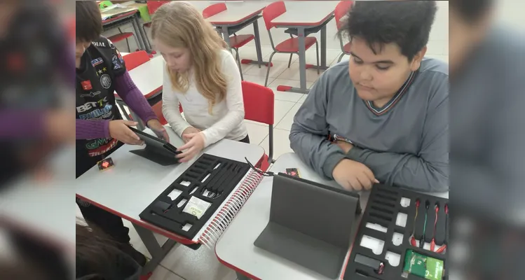 Os alunos realizaram pesquisas, estudos com algoritmos e confeccionaram seus próprios robôs utilizando materiais recicláveis.