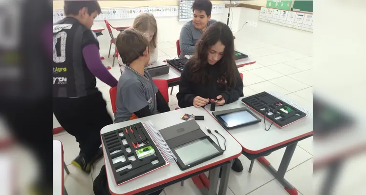 Os alunos realizaram pesquisas, estudos com algoritmos e confeccionaram seus próprios robôs utilizando materiais recicláveis.