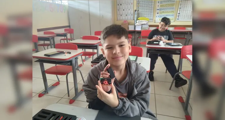 Os alunos realizaram pesquisas, estudos com algoritmos e confeccionaram seus próprios robôs utilizando materiais recicláveis.