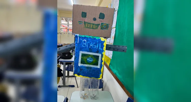 Os alunos realizaram pesquisas, estudos com algoritmos e confeccionaram seus próprios robôs utilizando materiais recicláveis.