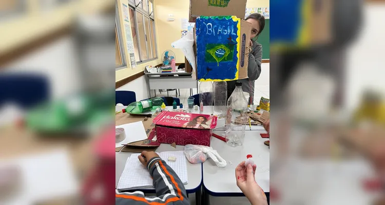 Os alunos realizaram pesquisas, estudos com algoritmos e confeccionaram seus próprios robôs utilizando materiais recicláveis.