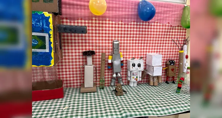 Os alunos realizaram pesquisas, estudos com algoritmos e confeccionaram seus próprios robôs utilizando materiais recicláveis.