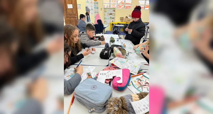 Os alunos realizaram pesquisas, estudos com algoritmos e confeccionaram seus próprios robôs utilizando materiais recicláveis.