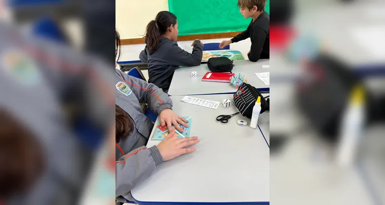 Os alunos realizaram pesquisas, estudos com algoritmos e confeccionaram seus próprios robôs utilizando materiais recicláveis.