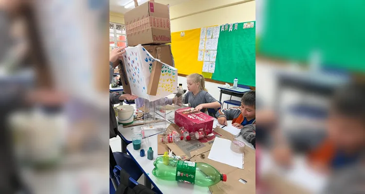 Os alunos realizaram pesquisas, estudos com algoritmos e confeccionaram seus próprios robôs utilizando materiais recicláveis.