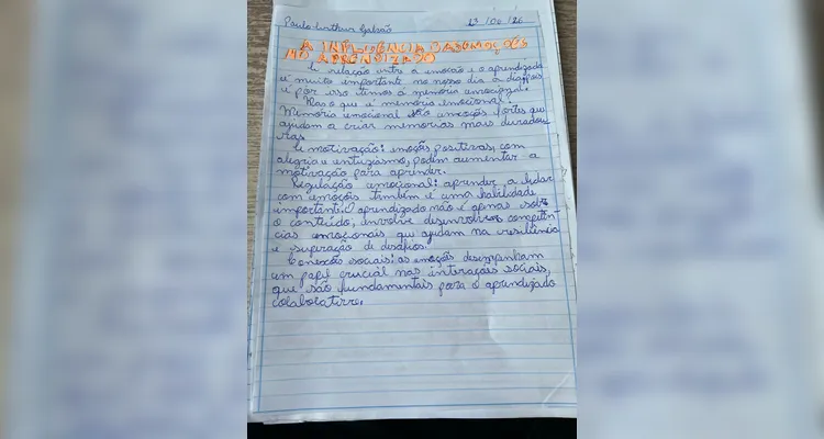 Os alunos produziram textos sobre os conhecimentos adquiridos com a videoaula, organizando as principais ideias e refletindo sobre a relação entre emoções e aprendizagem.