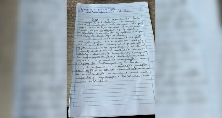 Os alunos produziram textos sobre os conhecimentos adquiridos com a videoaula, organizando as principais ideias e refletindo sobre a relação entre emoções e aprendizagem.