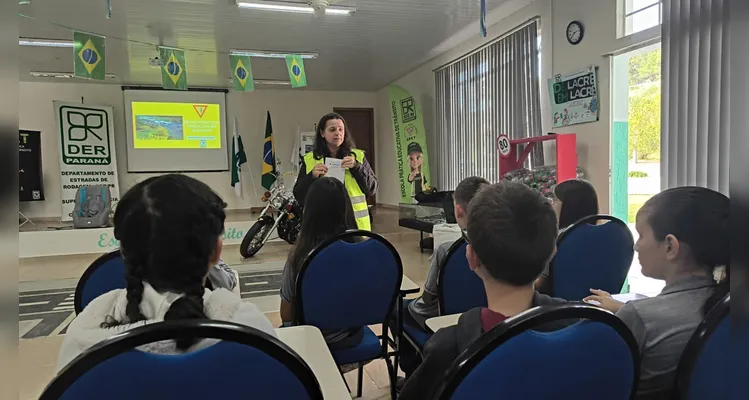 A turma também visitou a Escola Prática de Trânsito do Departamento de Estradas de Rodagem (DER), onde os alunos puderam vivenciar situações relacionadas ao trânsito de forma concreta.