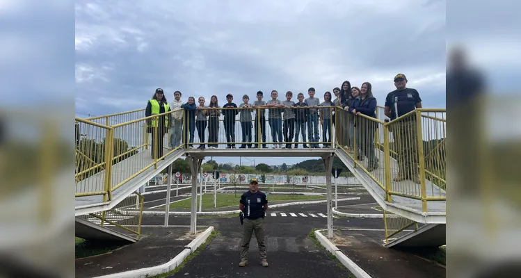 A turma também visitou a Escola Prática de Trânsito do Departamento de Estradas de Rodagem (DER), onde os alunos puderam vivenciar situações relacionadas ao trânsito de forma concreta.