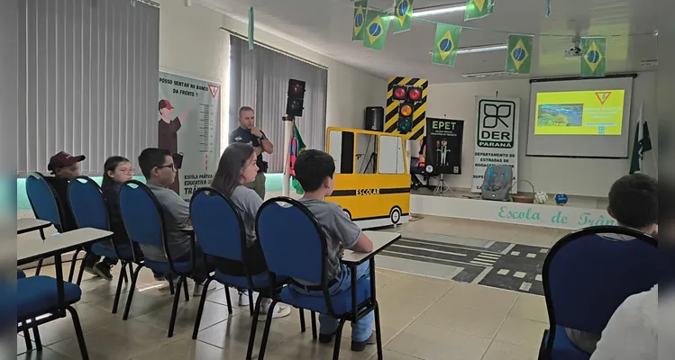 A turma também visitou a Escola Prática de Trânsito do Departamento de Estradas de Rodagem (DER), onde os alunos puderam vivenciar situações relacionadas ao trânsito de forma concreta.