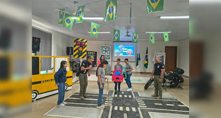 A turma também visitou a Escola Prática de Trânsito do Departamento de Estradas de Rodagem (DER), onde os alunos puderam vivenciar situações relacionadas ao trânsito de forma concreta.