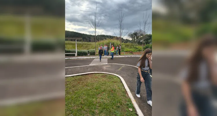 A turma também visitou a Escola Prática de Trânsito do Departamento de Estradas de Rodagem (DER), onde os alunos puderam vivenciar situações relacionadas ao trânsito de forma concreta.