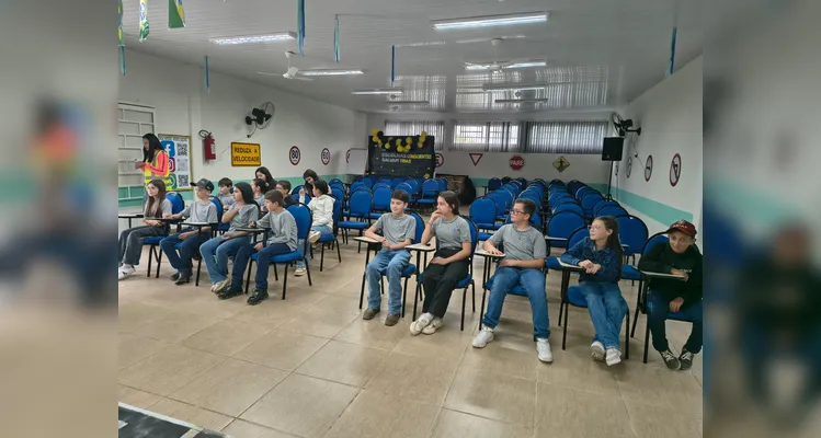 A turma também visitou a Escola Prática de Trânsito do Departamento de Estradas de Rodagem (DER), onde os alunos puderam vivenciar situações relacionadas ao trânsito de forma concreta.