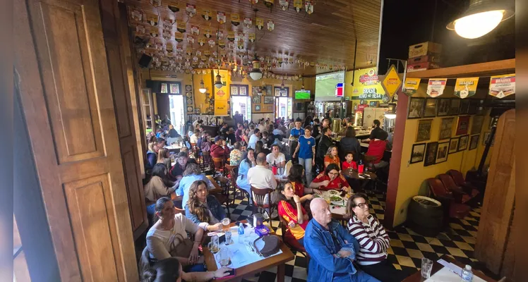 Torcedores de PG celebram vitória da Espanha na Copa do Mundo