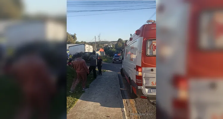 Caminhão destrói muro de casa e deixa adolescente ferido no Nova Rússia em PG