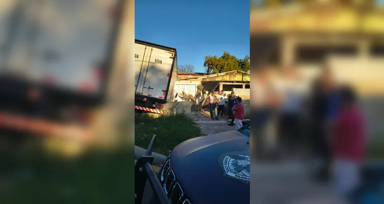 Caminhão destrói muro de casa e deixa adolescente ferido no Nova Rússia em PG