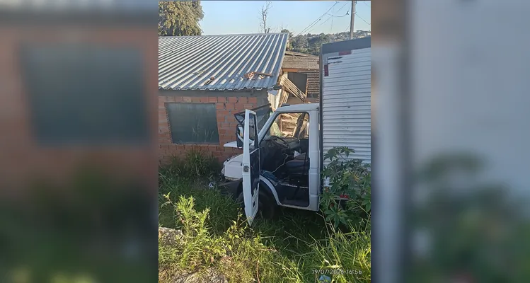 Caminhão destrói muro de casa e deixa adolescente ferido no Nova Rússia em PG