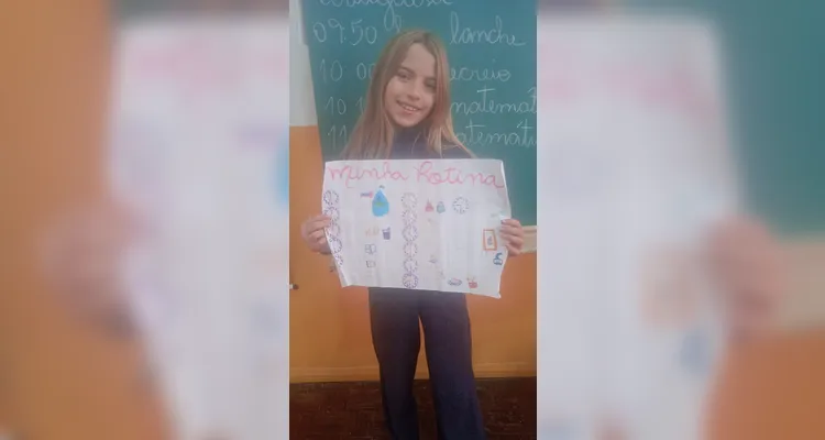 Como parte do projeto, os alunos realizaram uma pesquisa com seus familiares, produziram poemas autorais e confeccionaram cartazes sobre o tema.