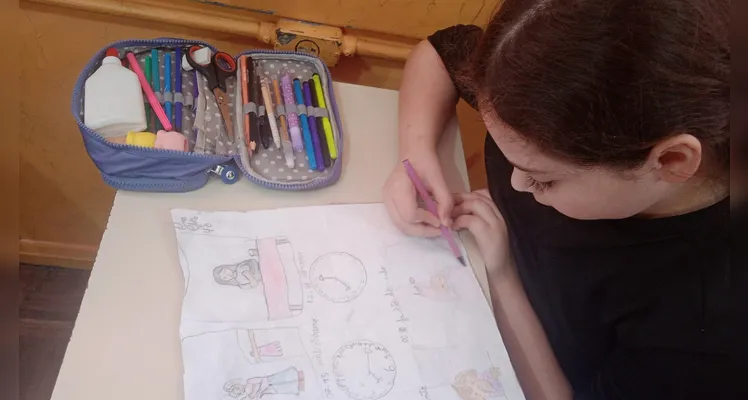 Como parte do projeto, os alunos realizaram uma pesquisa com seus familiares, produziram poemas autorais e confeccionaram cartazes sobre o tema.