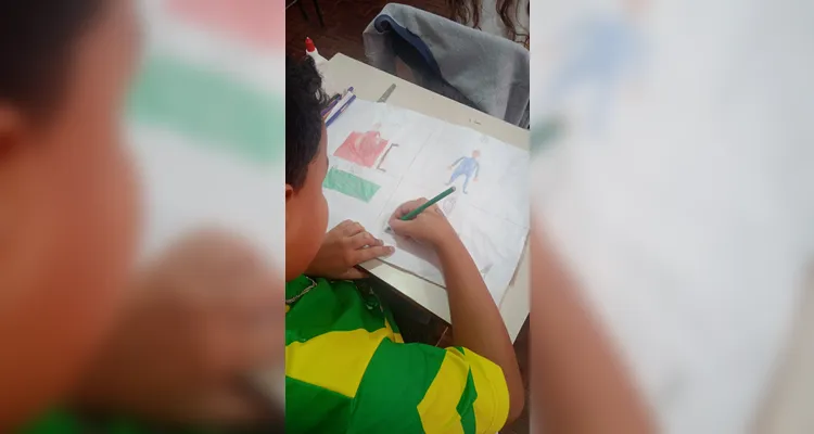Como parte do projeto, os alunos realizaram uma pesquisa com seus familiares, produziram poemas autorais e confeccionaram cartazes sobre o tema.