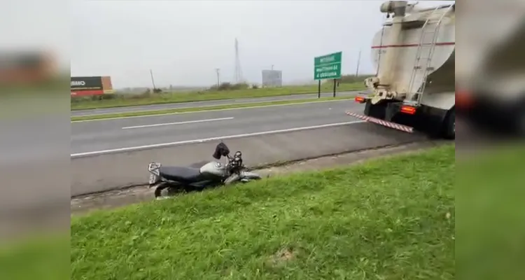 Motociclista morre em acidente com caminhão na PR-151 em Carambeí