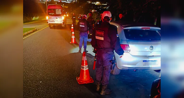 Operação integrada fiscaliza 49 veículos e reforça segurança no Chapada em PG