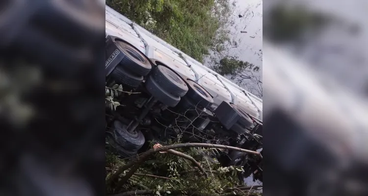 Motorista desaparece após veículo cair na Represa Vossoroca na BR-376