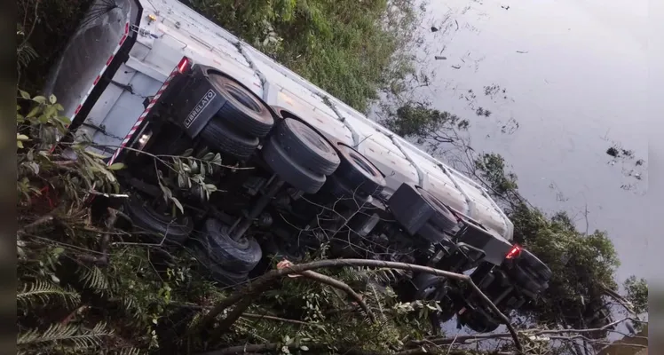 Motorista desaparece após veículo cair na Represa Vossoroca na BR-376