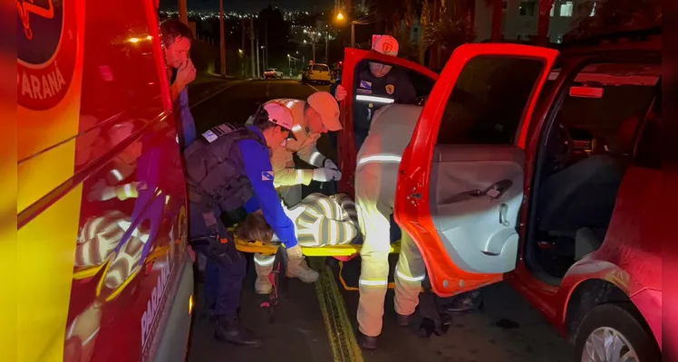 Motorista passa mal ao volante, perde o controle e colide contra carro em PG