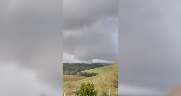 Tornado atinge Piraí do Sul e deixa rastro de destruição