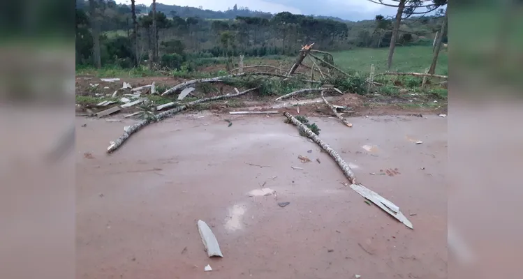 Tornado atinge Piraí do Sul e deixa rastro de destruição