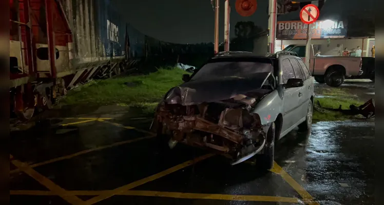 Homem sem CNH bate carro contra trem e deixa dois feridos na Av. Monteiro Lobato
