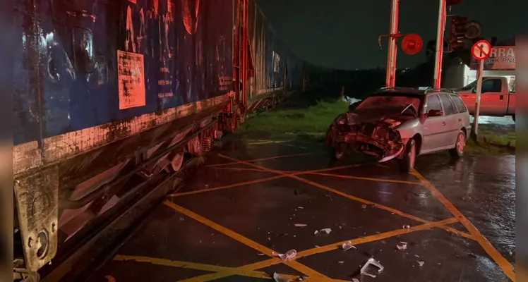 Homem sem CNH bate carro contra trem e deixa dois feridos na Av. Monteiro Lobato
