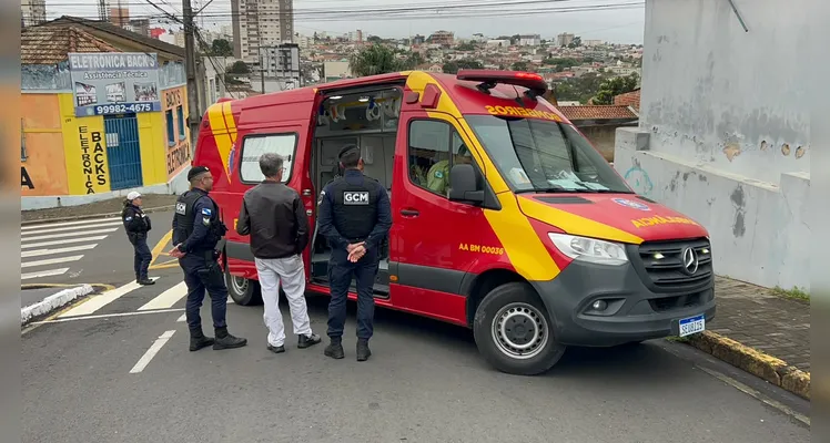 Carro avança preferencial e atinge motociclista na Rua Tenente Pinto Duarte