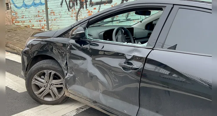 Carro avança preferencial e atinge motociclista na Rua Tenente Pinto Duarte