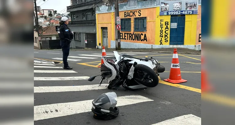 Carro avança preferencial e atinge motociclista na Rua Tenente Pinto Duarte