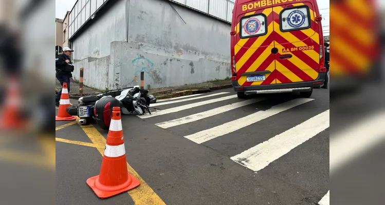 Carro avança preferencial e atinge motociclista na Rua Tenente Pinto Duarte