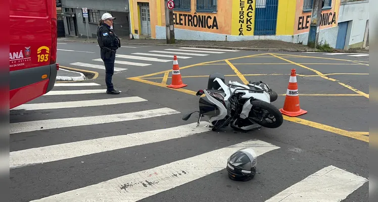 Carro avança preferencial e atinge motociclista na Rua Tenente Pinto Duarte