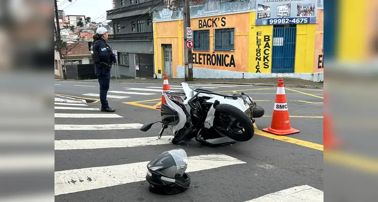 Carro avança preferencial e atinge motociclista na Rua Tenente Pinto Duarte