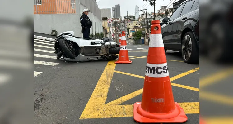 Carro avança preferencial e atinge motociclista na Rua Tenente Pinto Duarte