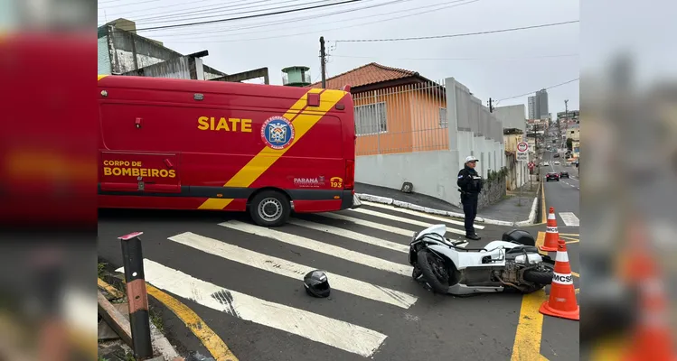Carro avança preferencial e atinge motociclista na Rua Tenente Pinto Duarte