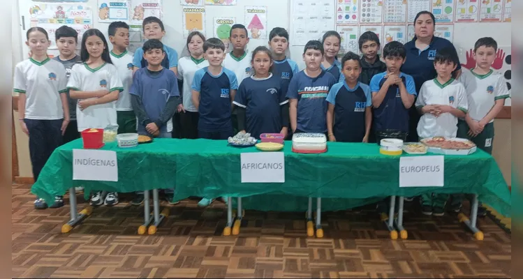 Como atividade de encerramento, os alunos trabalharam o tema “A culinária dos povos formadores do Brasil” e levaram para a sala de aula pratos típicos relacionados às culturas indígena, africana e europeia.