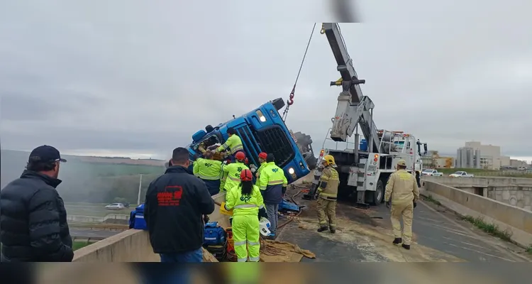 Tombamento de carreta com algodão interdita trecho de viaduto na PR-151