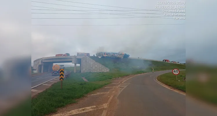Tombamento de carreta com algodão interdita trecho de viaduto na PR-151