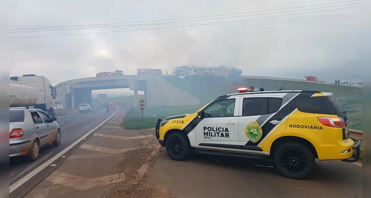 Tombamento de carreta com algodão interdita trecho de viaduto na PR-151