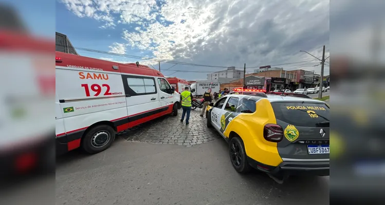 Militar do Exército fica em estado grave após colidir com caminhão em PG