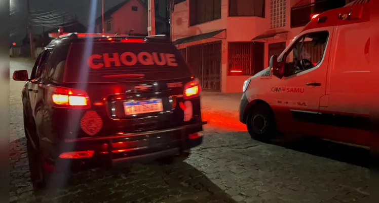 Homem é agredido e apedrejado por grupo de cerca de 20 pessoas em PG