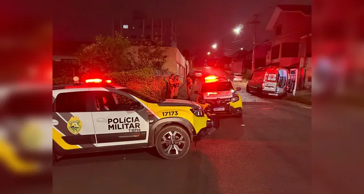 Homem é agredido e apedrejado por grupo de cerca de 20 pessoas em PG