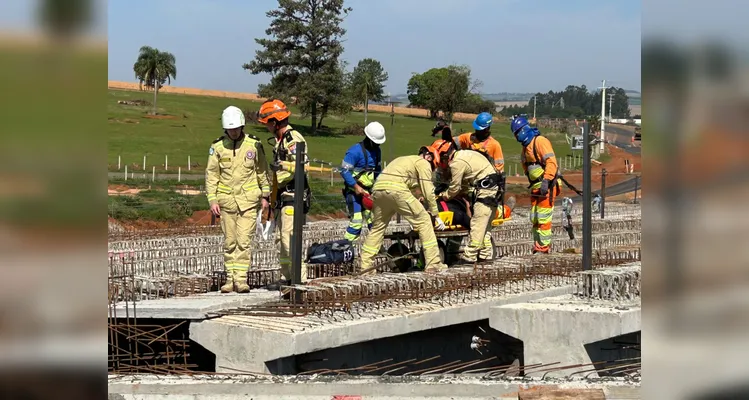 Trabalhador trava coluna em obra da PR-151 e mobiliza bombeiros